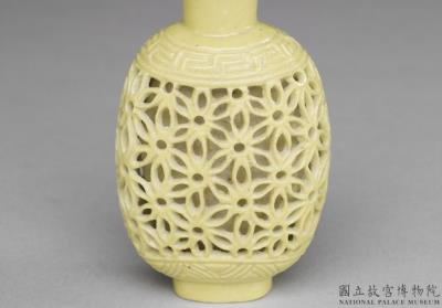 图片[2]-Porcelain-body yellow-glazed snuff bottle with openwork design, Qing dynasty, 19th century-China Archive